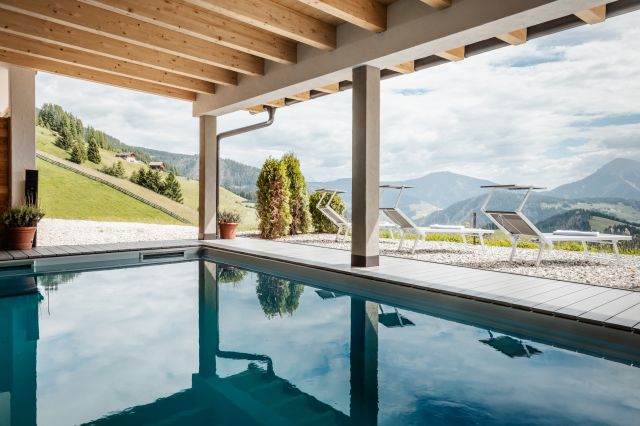 Image: Panoramic outdoor whirlpool with views of the South Tyrolean mountains, surrounded by a peaceful natural backdrop